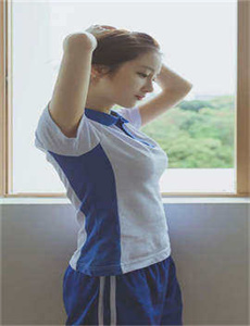 扒开粉嫩尿口露出大胸美女